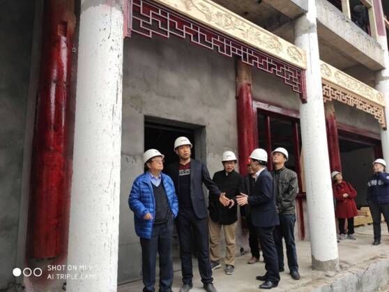 魏明倫先生到魏明倫戲劇館項目現(xiàn)場 關心項目建設