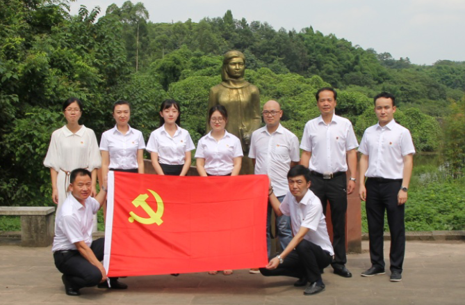 參觀江姐故居，弘揚(yáng)革命精神