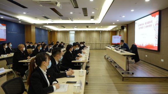 高舉旗幟擔(dān)使命  團(tuán)結(jié)奮進(jìn)新征程 黃凱作黨的二十大精神的專題黨課報告