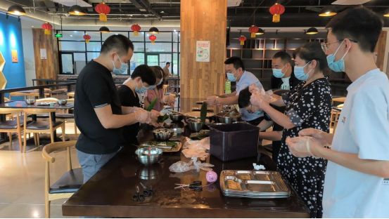 品味端午  傳承文明 自貢高投集團機關(guān)工會開展包粽子活動